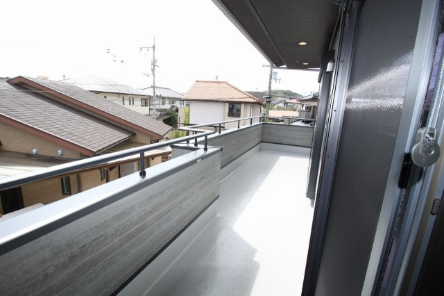 鴨部高町　中古戸建　西棟（未入居）のバルコニー|2Ｆ　南の部屋　6.0帖　