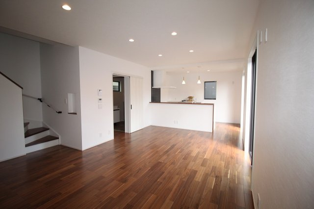 鴨部高町　中古戸建　西棟（未入居）の居間・リビング|ＬＤＫ　19.5帖