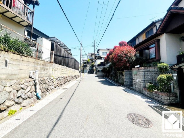 宇治市木幡御蔵山　中古戸建の前面道路含む現地写真