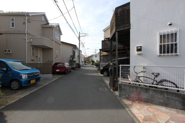 茅ヶ崎市美住町12-51の前面道路含む現地写真