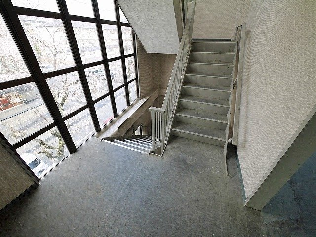 上田ビル（三島町）のエントランス|2階のお部屋へはこちらの階段を使いましょう