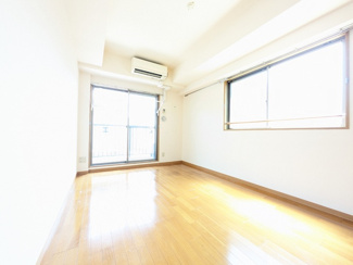 二面採光の取れた7.3帖洋室♪
