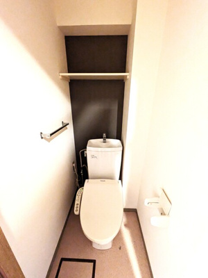 温水洗浄便座機能付きのトイレ