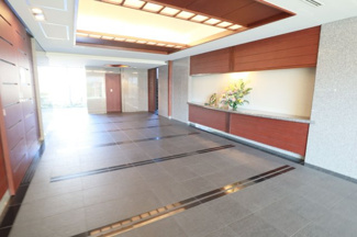 【エントランス】 | 外と内をつなぐエントランスは、まさに顔となる場所。格調高い雰囲気を漂わせて上質な空間を作り出します