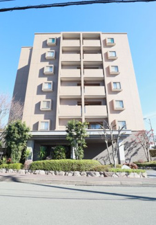 【外観】 | 学校が近く、徒歩圏内にスーパーなどの買い物施設も充実しているので、子育て中のファミリーにもおススメです。駐車場に空きがあるので、車をお持ちの方でも安心ですね