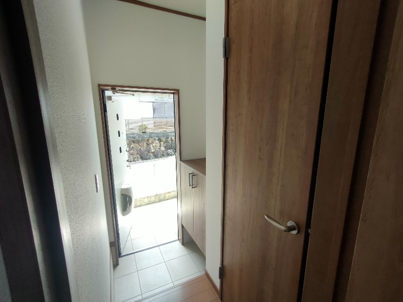 奈良市百楽園５丁目のアパートのエントランス