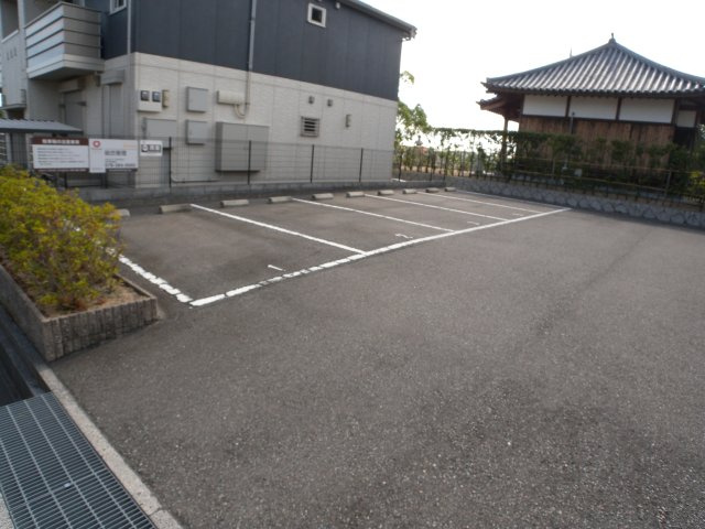 レセンテ寿の駐車場