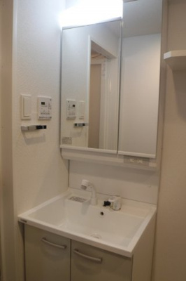 【独立洗面台】 | アルコバレーノ武蔵小杉 | 反転タイプのお部屋の参考写真です。