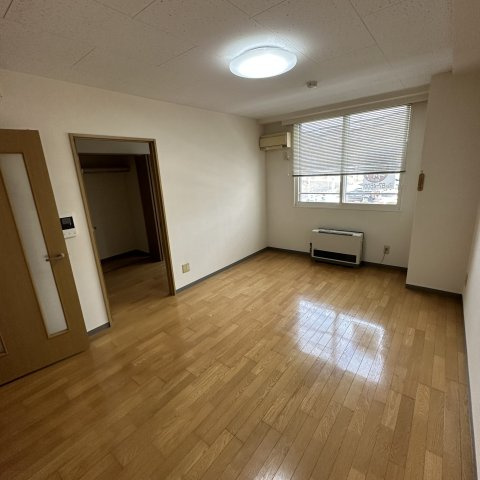 室蘭ナラサキビルの居間・リビング