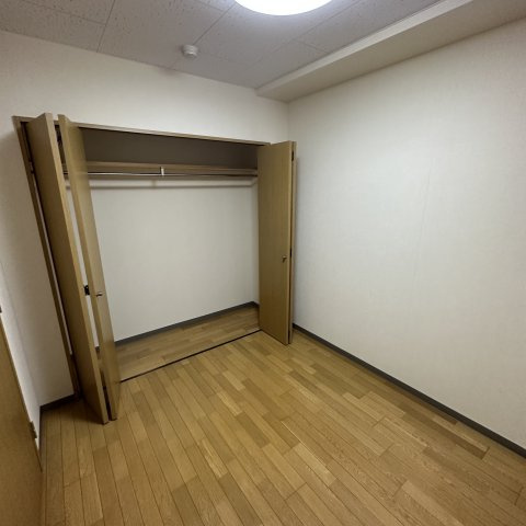 室蘭ナラサキビルの洋室