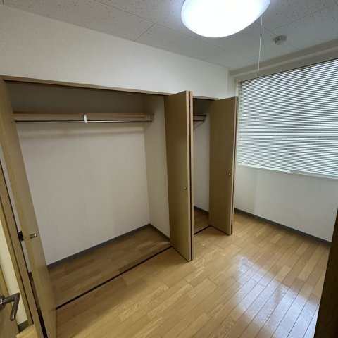 室蘭ナラサキビルの洋室