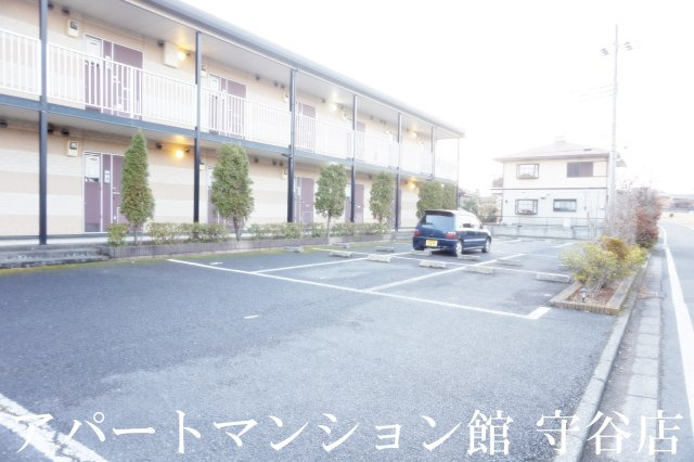 レオパレスステラ0506の駐車場