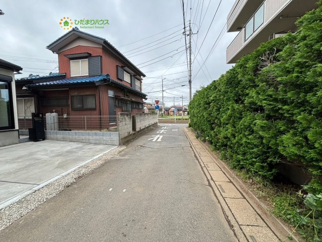 上尾市西宮下２丁目　未入居戸建　クレアスタウン01の前面道路含む現地写真