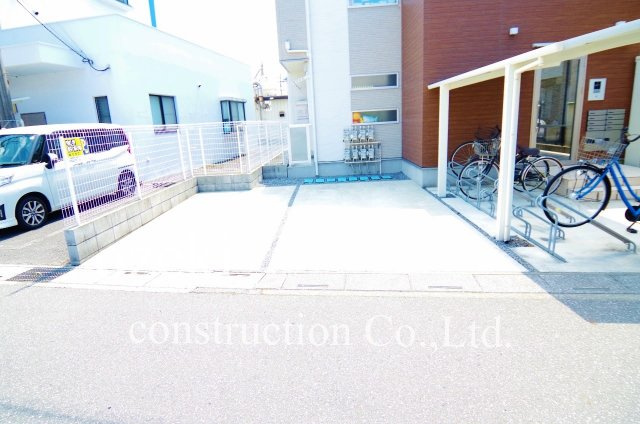 ウイングコート北越谷の駐車場