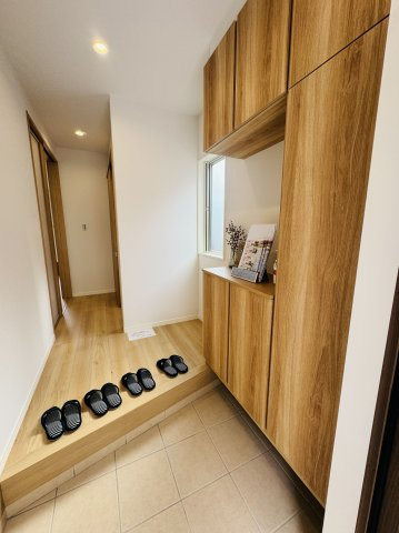 広島市西区新庄町　新築一戸建ての玄関|玄関には収納力豊富なシューズボックス付き