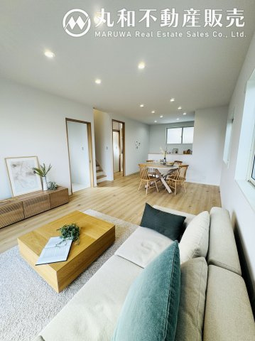 広島市西区新庄町　新築一戸建ての居間・リビング|キッチンからリビングまで見渡される開放的な空間