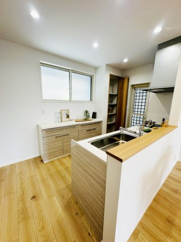 広島市西区新庄町　新築一戸建てのキッチン|カウンターキッチンを備え、豊富な収納力も魅力的なプラン