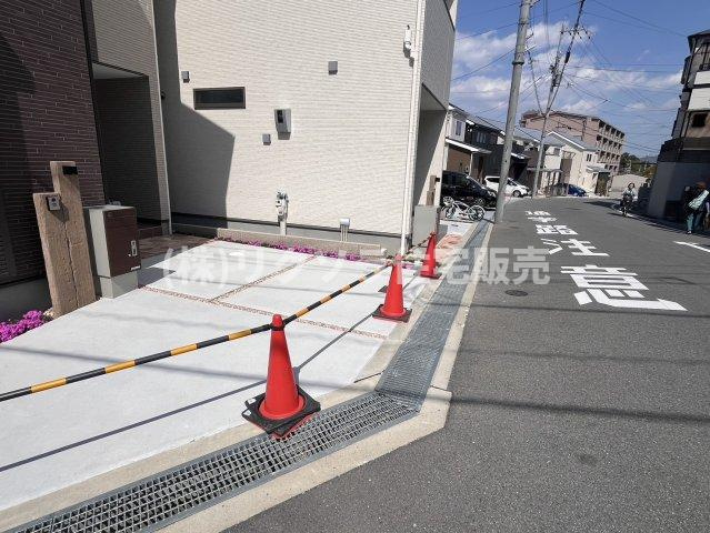 枚方市香里ケ丘9丁目　新築一戸建ての前面道路含む現地写真|前面道路を含む現地写真　公道
■物件内覧・資金計画相談・住宅ローン相談、リフォーム相談、お問合せ受付中■
※当日・翌日のご内覧、ご相談はお電話でのお問合せがスムーズです！