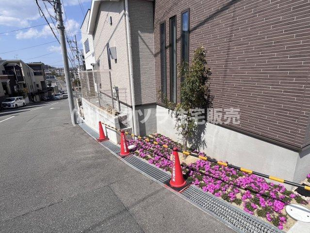 枚方市香里ケ丘9丁目　新築一戸建ての前面道路含む現地写真|前面道路を含む現地写真　幅員10.9ｍ
■物件内覧・資金計画相談・住宅ローン相談、リフォーム相談、お問合せ受付中■
※当日・翌日のご内覧、ご相談はお電話でのお問合せがスムーズです！