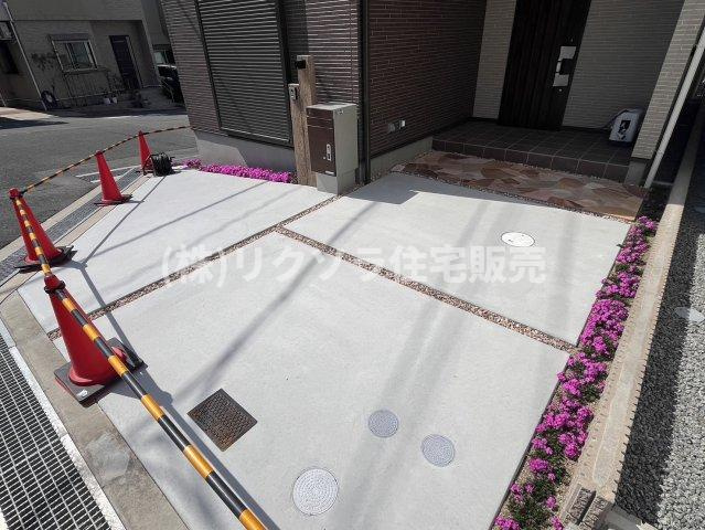 枚方市香里ケ丘9丁目　新築一戸建ての駐車場|駐車スペース
■物件内覧・資金計画相談・住宅ローン相談、リフォーム相談、お問合せ受付中■
※当日・翌日のご内覧、ご相談はお電話でのお問合せがスムーズです！