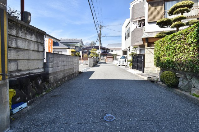 伊丹市山田5丁目新築一戸建て全2区画｜4LDK+駐車2台可（車種制限有）の前面道路含む現地写真|前面道路を北向きに向かって撮影した現地外観写真です。