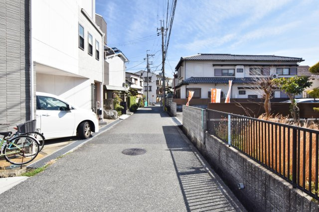 伊丹市山田5丁目新築一戸建て全2区画｜4LDK+駐車2台可（車種制限有）の前面道路含む現地写真|前面道路を南向きに向かって撮影した現地外観写真です。