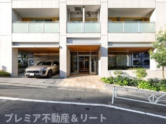 【駐車場】 | エントランス横に駐車場があります