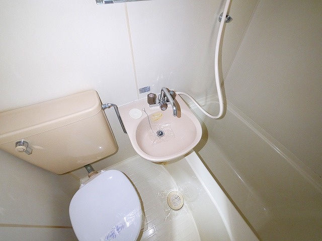 シティパレス大和小泉の洗面所|明るい洗面所です