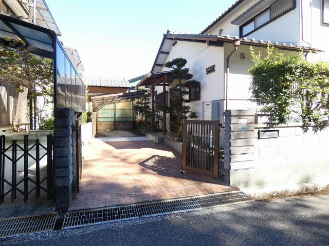 瀬戸西町　中古戸建　【リノベーション住宅】の駐車場