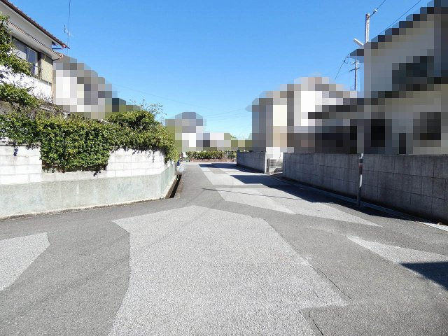 瀬戸西町　中古戸建　【リノベーション住宅】の前面道路含む現地写真