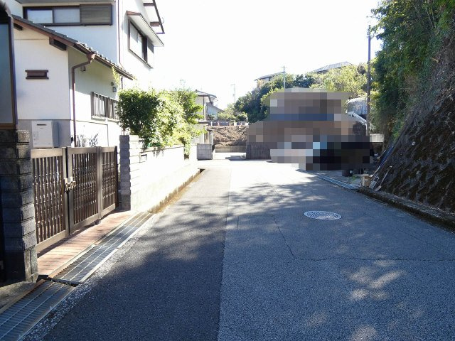 瀬戸西町　中古戸建　【リノベーション住宅】の前面道路含む現地写真