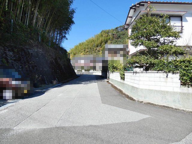 瀬戸西町　中古戸建　【リノベーション住宅】の前面道路含む現地写真