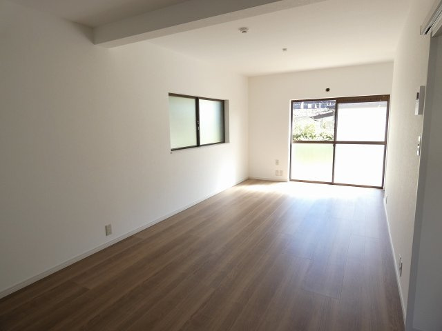 瀬戸西町　中古戸建　【リノベーション住宅】の居間・リビング|ＬＤＫ　11.0帖