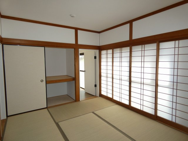 瀬戸西町　中古戸建　【リノベーション住宅】の和室|1Ｆ　西の部屋　6.0帖
