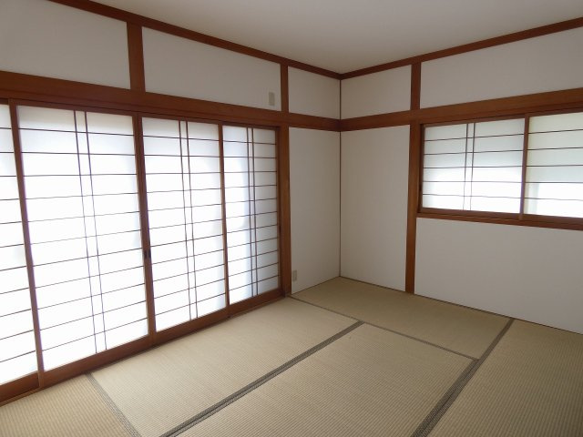 瀬戸西町　中古戸建　【リノベーション住宅】の和室|1Ｆ　西の部屋　6.0帖