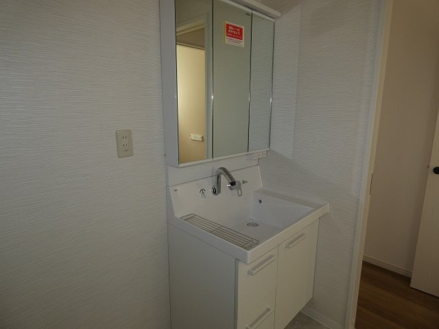 瀬戸西町　中古戸建　【リノベーション住宅】の独立洗面台