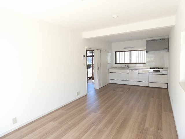瀬戸西町　中古戸建　【リノベーション住宅】の居間・リビング|ＬＤＫ　11.0帖