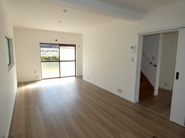瀬戸西町　中古戸建　【リノベーション住宅】の居間・リビング|ＬＤＫ　11.0帖