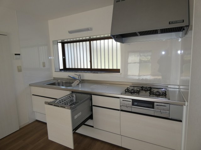 瀬戸西町　中古戸建　【リノベーション住宅】のキッチン|食器洗浄乾燥機付き