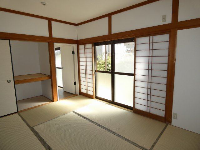 瀬戸西町　中古戸建　【リノベーション住宅】の和室|1Ｆ　西の部屋　6.0帖