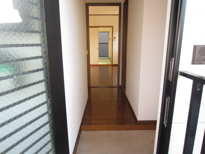 【玄関】 | 萬世ハイツ2 | 収納もある玄関です