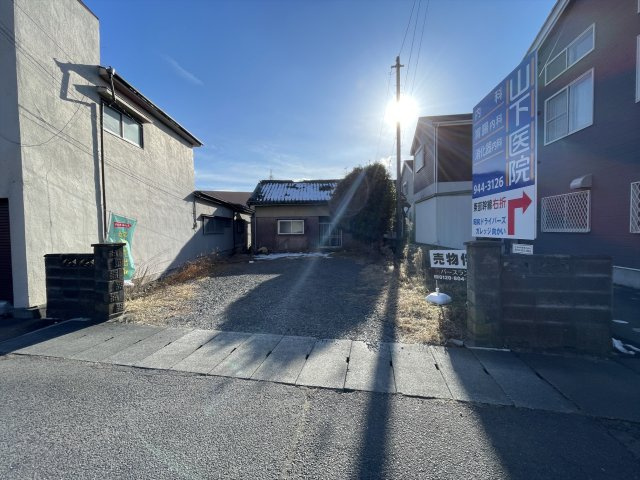 郡山市芳賀三丁目　土地の前面道路含む現地写真|写真には建物がありますが、奥行きのある約146.9坪の贅沢な土地です