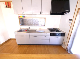 【キッチン】 | 八街市文違　中古戸建 | 平成16年7月築リビング約18.7帖カウンター 駐車2台可能（車種制限あり）東南角地 ユニットバス