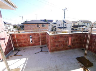 【バルコニー】 | 八街市文違　中古戸建 | 平成16年7月築リビング約18.7帖カウンター 駐車2台可能（車種制限あり）東南角地 ユニットバス