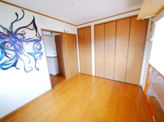 【洋室】 | 八街市文違　中古戸建 | 平成16年7月築リビング約18.7帖カウンター 駐車2台可能（車種制限あり）東南角地 ユニットバス