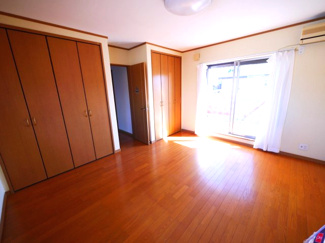 【洋室】 | 八街市文違　中古戸建 | 平成16年7月築リビング約18.7帖カウンター 駐車2台可能（車種制限あり）東南角地 ユニットバス