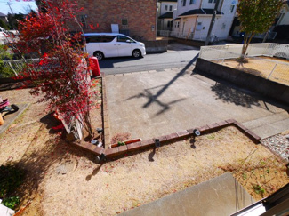 【駐車場】 | 八街市文違　中古戸建 | 平成16年7月築リビング約18.7帖カウンター 駐車2台可能（車種制限あり）東南角地 ユニットバス