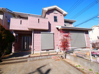 【外観】 | 八街市文違　中古戸建 | 平成16年7月築リビング約18.7帖カウンター 駐車2台可能（車種制限あり）東南角地 ユニットバス