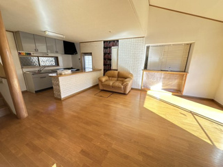 【居間・リビング】 | 八街市文違　中古戸建 | 平成16年7月築リビング約18.7帖カウンター 駐車2台可能（車種制限あり）東南角地 ユニットバス