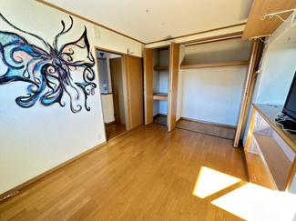 【内装】 | 八街市文違　中古戸建 | 平成16年7月築リビング約18.7帖カウンター 駐車2台可能（車種制限あり）東南角地 ユニットバス